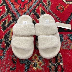 Skin. Vera fleece slides